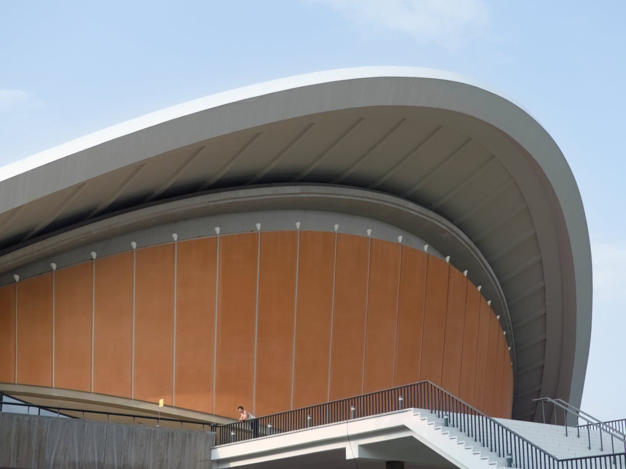 portfolio-02 Futuristic architecture of a landmark building in Berlin, showcasing curved design and modern materials.